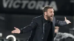 Pelatih AS Roma, Daniele De Rossi, memberikan arahan kepada anak asuhnya saat melawan Feyenoord dalam duel leg pertama play-off fase gugur Liga Europa 2023/2024 di Stadion De Kuip, Jumat (16/2/2024). AS Roma harus bersusah payah saat bertandang ke markas Feyenoord. (AP Photo/Peter Dejong)