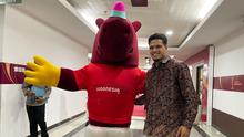 Calon pemain naturalisasi Indonesia, Ragnar Oratmangoen (kanan) berpose dengan maskot Piala Dunia U-17 2023 Bacuya menjelang pertandingan Timnas Indoensia U-17 versus Maroko di Stadion Gelora Bung Tomo, Surabaya, Kamis (16/11/2023). (Bola.com/Erwin Fitriansyah)