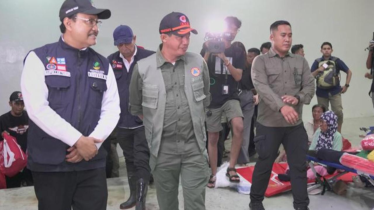 Kepala BNPB dan Mensos tinjau pengungsi banjir bekasi