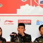 Foto 8: Pebulutangkis tunggal putra Tiongkok, Chen Long (tengah) saat konferensi pers jelang Kejuaraan   Dunia Bulutangkis di Jakarta. Minggu (9/8/2015). Kejuaraan Dunia Bulutangkis akan digelar di Jakarta   pada 10-16 Agustus 2015. (Liputan6.com/Helmi Fi