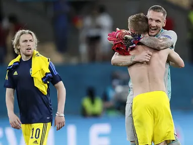 Kiper Swedia, Robin Olsen bersama rekan setim merayakan hasil imbang 0-0 di akhir pertandingan. (Foto: AP/Pool/Jose Manuel Vidal)