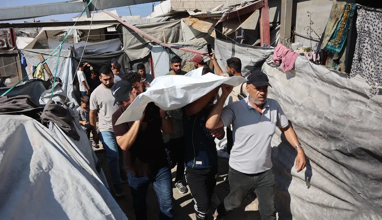 Para pelayat mengusung jenazah seorang penduduk Palestina nan tewas akibat serangan tentara Israel di pelabuhan Kota Gaza sehari sebelumnya, dalam sebuah prosesi pemakaman di Kota Gaza,  Rabu,19 Agustus 2026. (AFP/ Omar Al-Qattaa)
