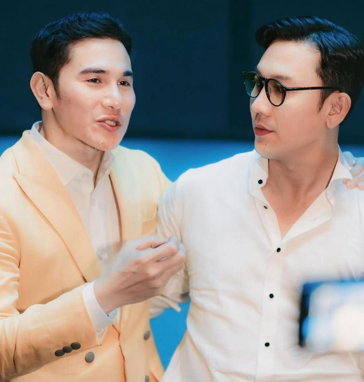 7 Potret Denny Sumargo Pamer Gaya di Gala Premier '2nd MIRACLE IN CELL NO.7', Tantangan Tebakan Nama Jadi Sorotan