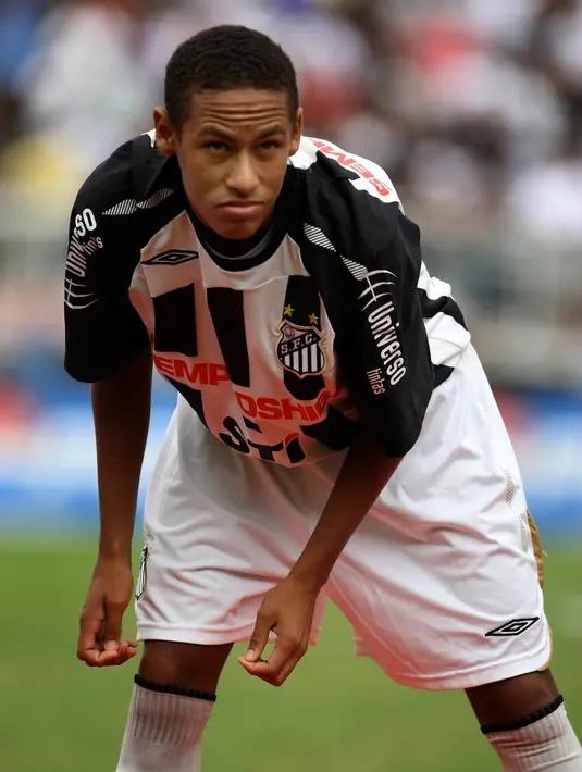 Pemain Santos Neymar bersiap menghadapi Corinthians pada dalam Paulista Championship 2009 di Stadion Pacaembu, Sao Paulo, Brasil, 22 Maret 2009. (AFP PHOTO/Mauricio Lima)
