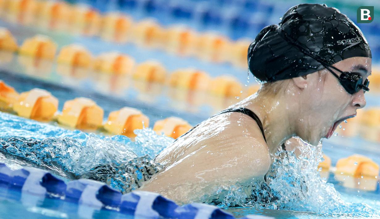 Selebritas Indonesia, Caitlin Halderman berkompetisi dalam cabang olahraga renang nomor gaya dada 50 meter putri Turnamen Olahraga Selebriti Indonesia (TOSI) Season 3 yang berlangsung di PPOP Ragunan, Jakarta Selatan, Sabtu (19/10/2024). (Bola.com/Bagaskara Lazuardi)