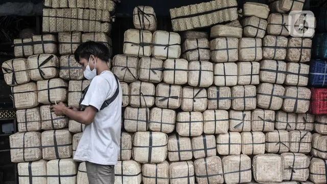 Penjualan Besek Bambu untuk Daging Kurban Menurun