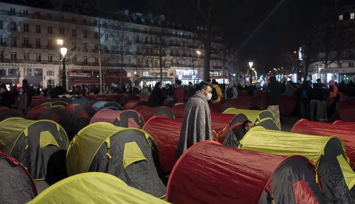 Tenda-tenda yang didirikan para migran di Republic square, pusat kota Paris, pada Kamis (25/3/2021). Hampir 400 tenda didirikan di alun-aun tersebut untuk menarik perhatian atas kondisi kehidupan mereka dan menuntut akomodasi. (AP Photo/Rafael Yaghobzadeh)