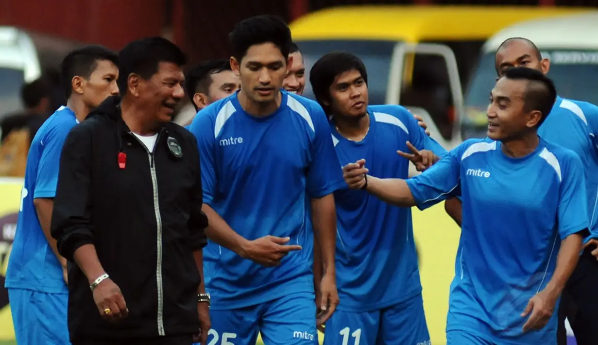 Usai berlatih, Ibnu Jamil (kedua dari kiri) terlihat berbincang akrab dengan pelatih Indonesia All Star, Benny Dollo di stadion GBK Jakarta, (1/6/2014). (Liputan6.com/Helmi Fithriansyah)