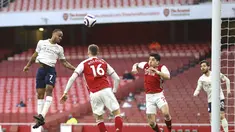 Penyerang Manchester City, Raheem Sterling (kiri) mencetak gol pembuka untuk timnya ke gawang Arsenal pada lanjutan Liga Inggris di Emirates Stadium, Minggu (21/2/2021). Manchester City kian mengokohkan posisinya di puncak klasemen setelah menang 1-0 di kandang Arsenal. (Julian Finney/Pool via AP)