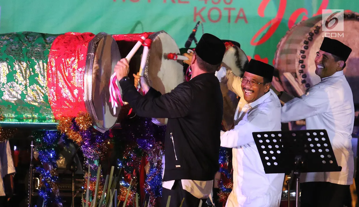 Gubernur DKI Jakarta, Djarot Saiful Hidayat bersama Kapolda Metro Jaya, Irjen Pol M. Iriawan dan Pangdam Jaya Mayjen Jaswandi memukul beduk dalam Festival Pukul Beduk dan Gema Takbir 2017 di Balai Kota, Jakarta, Sabtu (24/6). (Liputan6.com/Angga Yuniar)