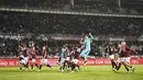 Pemain Torino merayakan kemenangan atas AC Milan pada laga Liga Italia di Stadion Grande Torino, Minggu (30/10/2022). (Fabio Ferrari/LaPresse via AP)