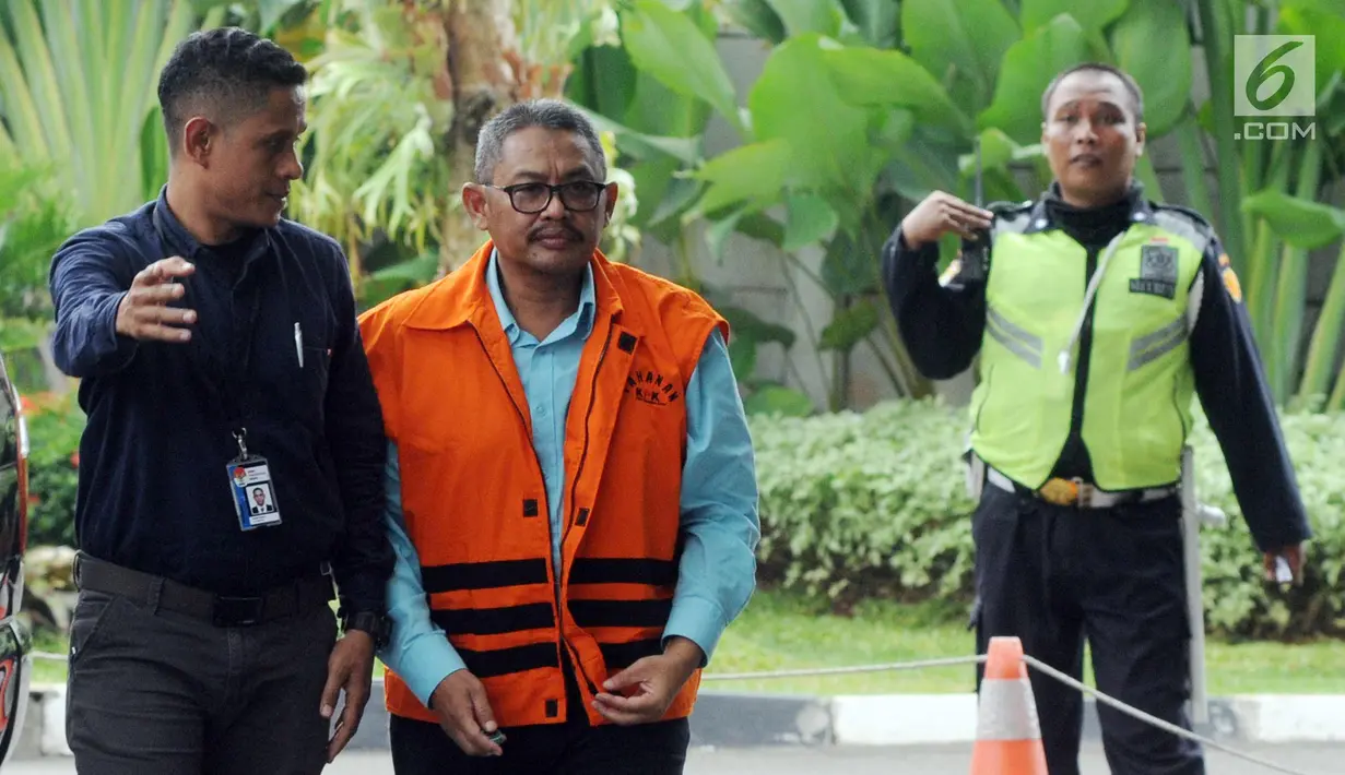Anggota DPRD Kota Malang HM Zainuddin tiba di gedung KPK, Jakarta, Senin (16/4). Zainuddin diperiksa sebagai tersangka terkait dugaan suap pembahasan APBD-P Pemerintah Kota Malang Tahun 2015. (Merdeka.com/Dwi Narwoko)