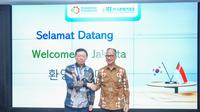 Menteri Perindustrian Agus Gumiwang Kartasasmita seusai melakukan pertemuan dengan Chairman Federation of Korea Industry (FKI) Shin Dong Bin beserta delegasi. Indonesia dan Korea Selatan berkomitmen untuk terus meningkatkan kerja sama yang komprehensif, termasuk dalam pengembangan di sektor industri manufaktur guna memacu perekonomian kedua negara. (Dok. Kemenperin)