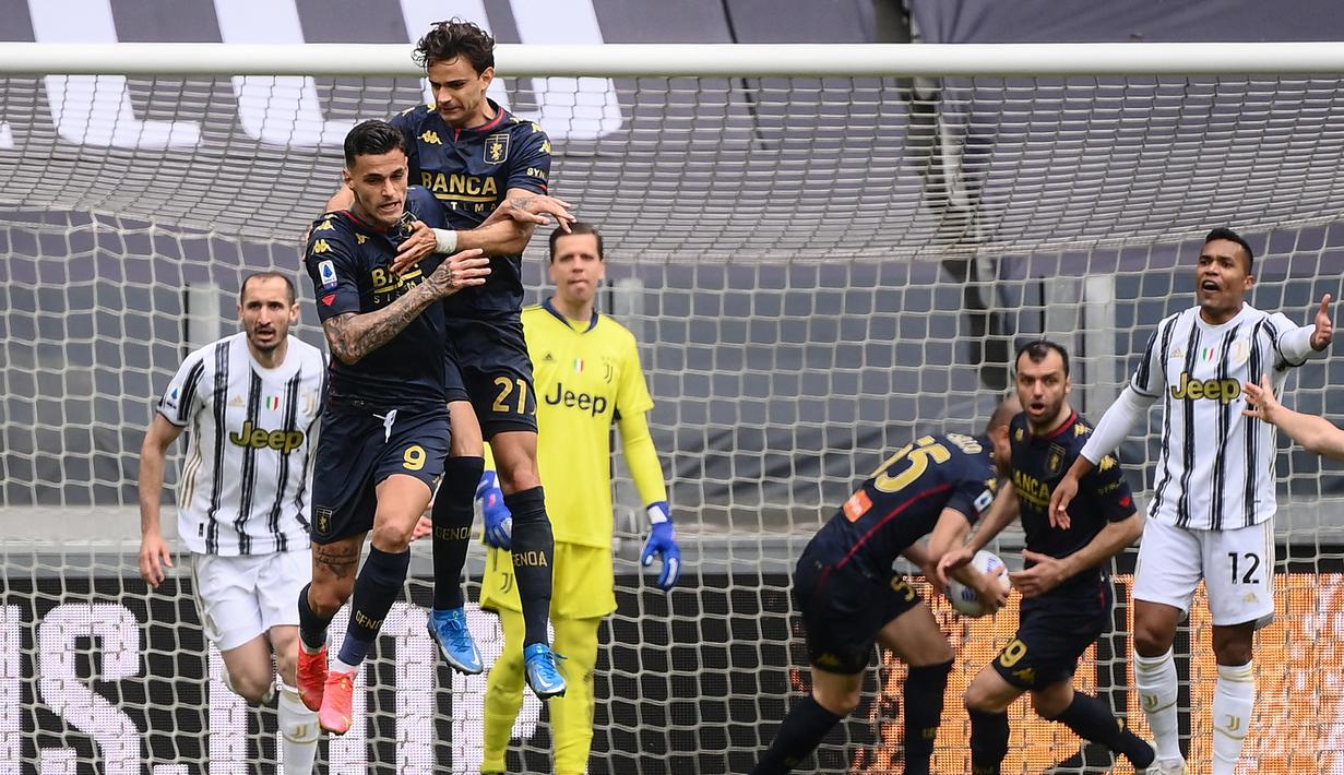 Striker Genoa, Gianluca Scamacca (depan kiri) melakukan selebrasi usai mencetak gol ke gawang Juventus dalam laga lanjutan Liga Italia 2020/2021 pekan ke-30 di Allianz Stadium, Turin, Minggu (11/4/2021). Genoa kalah 1-3 dari Juventus. (AFP/Marco Bertorello)