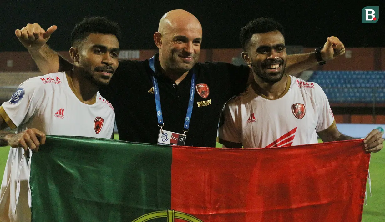 Pelatih PSM Makassar asal Portugal, Bernardo Tavares (tengah) bersama Yakob dan Yance Sayuri merayakan kemenangan atas Madura United sekaligus memastikan gelar juara BRI Liga 1 2022/2023 di Stadion Gelora Madura Ratu Pamelingan, Pamekasan, Jawa Timur, Jumat (31/3/2023) malam WIB. (Bola.com/Wahyu Pratama)