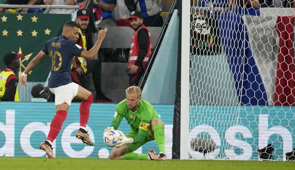 Prancis dan Denmark sama-sama bermain ngotot pada babak pertama dalam pertandingan kedua di Grup D. Beberapa peluang didapatkan oleh Kylian Mbappe, namun gawang Denmark yang dikawal oleh Kasper Schmeichel masih sulit dijebol. (AP Photo/Frank Augstein)