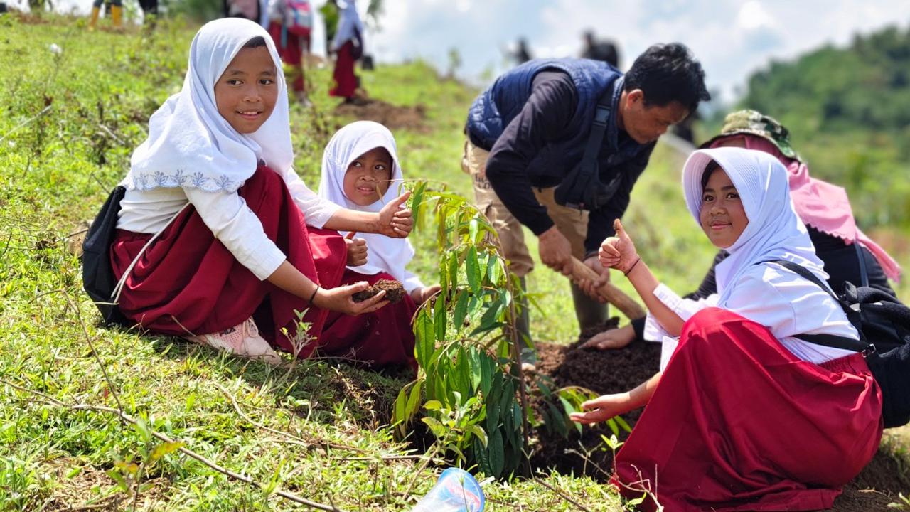 Jaga Keanekaragaman Hayati, Telkom Aktif Lakukan Penanaman Bibit Pohon di Berbagai Daerah