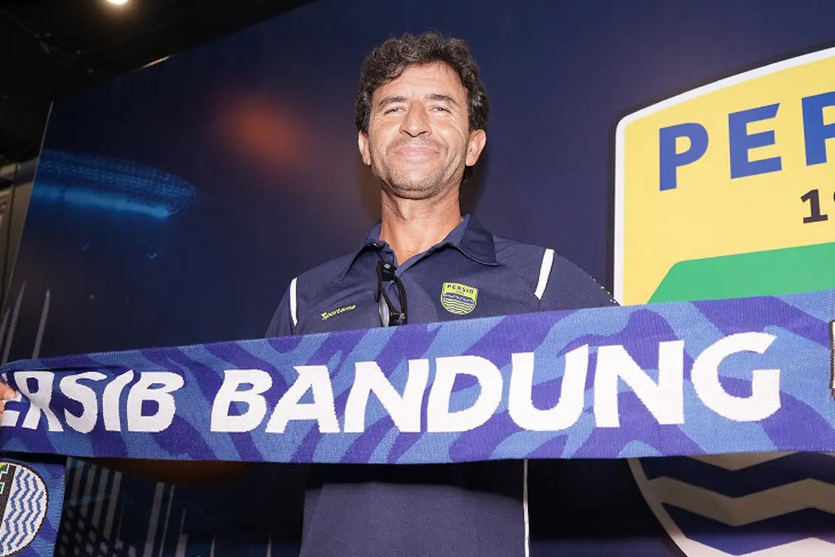 Foto: Persib Bandung Pamer Luis Milla Sebagai Pelatih Anyar