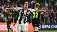Penyerang Juventus asal Turki nomor punggung 10, Kenan Yildiz (C), merayakan gol pertama timnya saat pertandingan sepak bola putaran pertama Liga Champions&nbsp;match pertama antara Juventus FC dan PSV Eindhoven, di Juventus Stadium, Turin, Rabu dini hari WIB (18/9/2024). (Isabella BONOTTO/AFP)