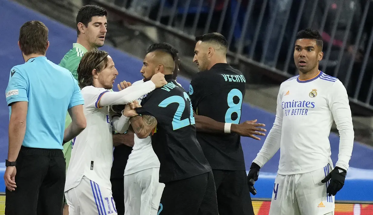 Real Madrid keluar sebagai juara Grup D usai mengalahkan Inter Milan 2-0 dalam laga pamungkas fase grup Liga Champions 2021/2022, Selasa (8/12/2021). Meski kalah, Inter Milan pun lolos menemani Los Blancos sebagai runner-up. (AP/Bernat Armangue)