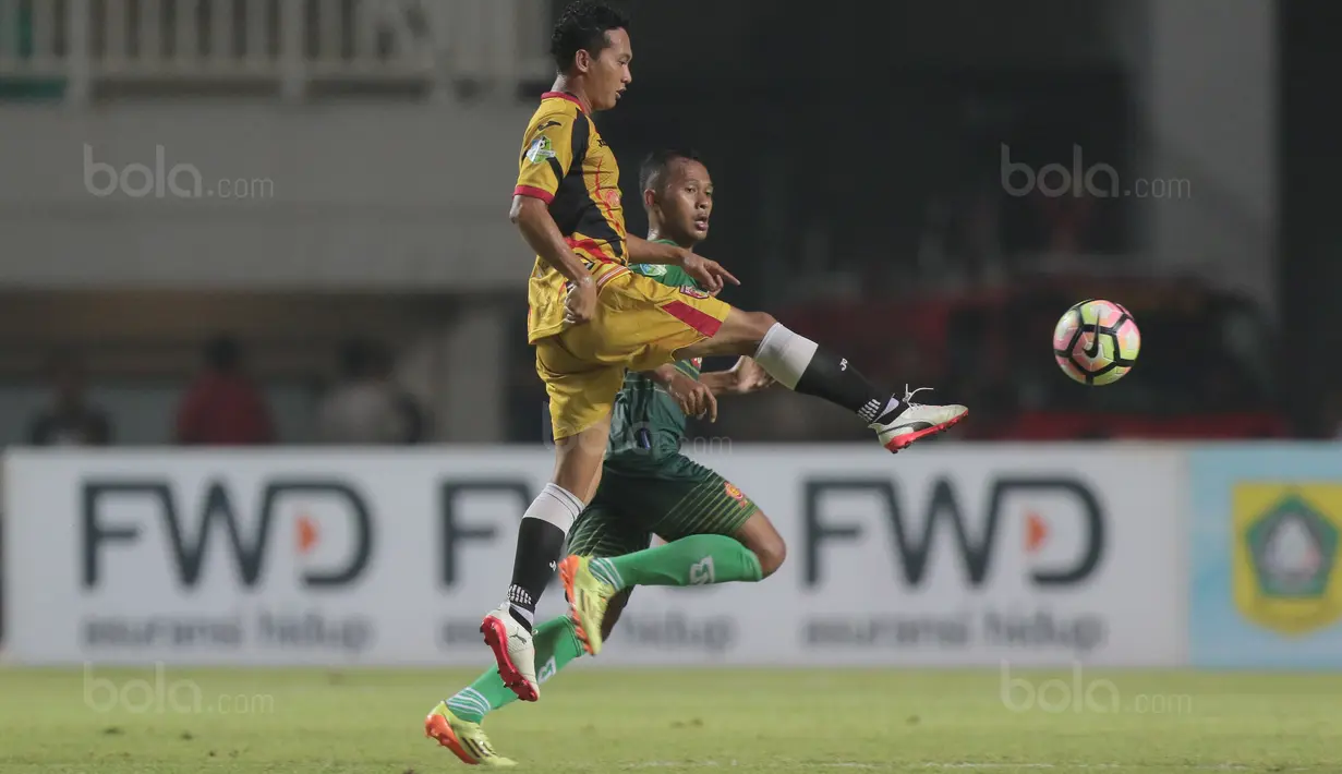Pemain Mitra Kukar, Anindito (kiri) membuang bola dari kejaran pemain PS TNI, Sansan pada lanjutan Liga 1 2017 di Stadion Pakansari, Bogor (26/9/2017). PS TNI menang 2-1. (Bola.com/Nicklas Hanoatubun)