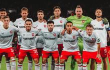 Komentar dari Media Belanda Puji Penampilan Mees Hilgers saat Duel Twente vs MU, Jalankan Tugas dengan Baik Kawal Joshua Zirkzee