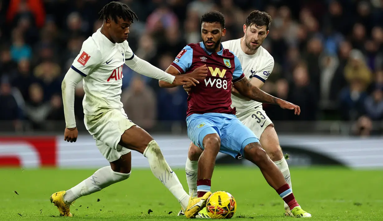 Skor 0-0 pun tak berubah hingga laga memasuki jeda turun minum. (AP Photo/Ian Walton)