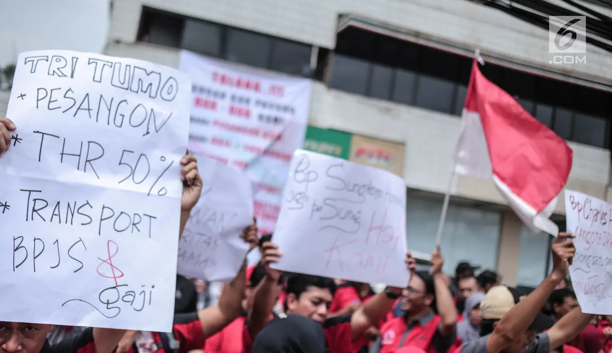 Salah satu spanduk bertuliskan tuntutan saat puluhan mantan karyawan 7-Eleven (Sevel) menggelar demonstrasi di Jakarta, Selasa (26/9). Massa juga menuntut pengembalian BPJS yang telah dipotong dari gaji setiap bulannya. (Liputan6.com/Faizal Fanani)