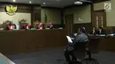 Terdakwa dugaan merintangi penyidikan korupsi e-KTP, Fredrich Yunadi membaca jadwal persidangan yang dikeluarkan majelis hakim saat sidang lanjutan di Pengadilan Tipikor, Jakarta, Senin (30/4). (Liputan6.com/Helmi Fithriansyah)