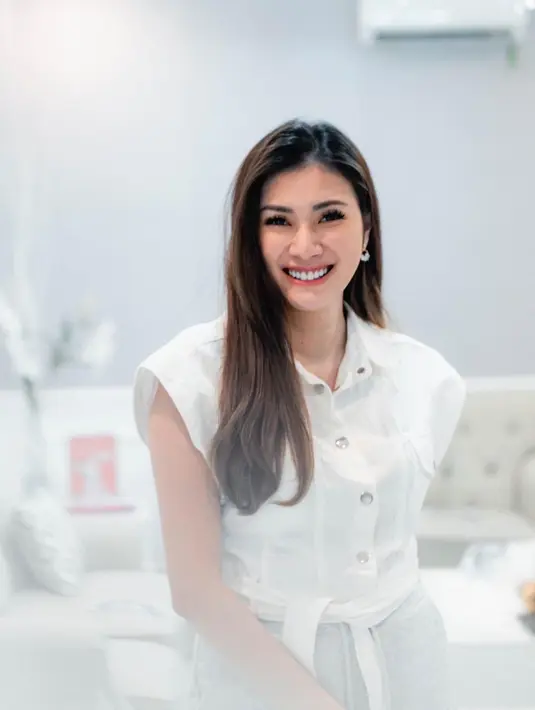 Warna putih merupakan warna yang cocok jika dipadukan dengan warna lainnya. Tak heran jika Demmy Febriana juga sering terlihat mengenakan baju warna putih, mulai dari simpel dress sampai blouse. Melalui laman Instagramnya, bintang sinetron Oh Ternyata tahun 2013 ini sering unggah potret penampilannya dengan gaya berpakaian yang bisa jadi inspirasi. (Liputan6.com/IG/@demmyfebriana)