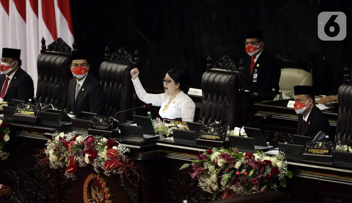 Ketua DPR Puan Maharani (tengah) saat mengikuti Sidang Paripurna DPR 2021 di Gedung Nusantara, Senayan, Jakarta, Senin (16/8/2021). Presiden Joko Widodo atau Jokowi membacakan RUU APBN 2022 dan Nota Keuangan. (Liputan6.com/Angga Yuniar)
