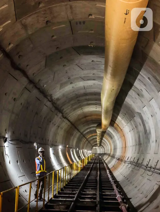 <p>Sebagai informasi, pembangunan MRT Jakarta Fase 2A terbagi dalam tiga kawasan, yaitu CP201 mencakup Bundaran HI sampai Harmoni, CP202 yang mencakup pengerjaan Stasiun Harmoni, Sawah Besar, sampai Mangga Besar, sementara CP203 mencakup pengerjaan kawasan Stasiun Glodok sampai Stasiun Kota. (Liputan6.com/Angga Yuniar)</p>
