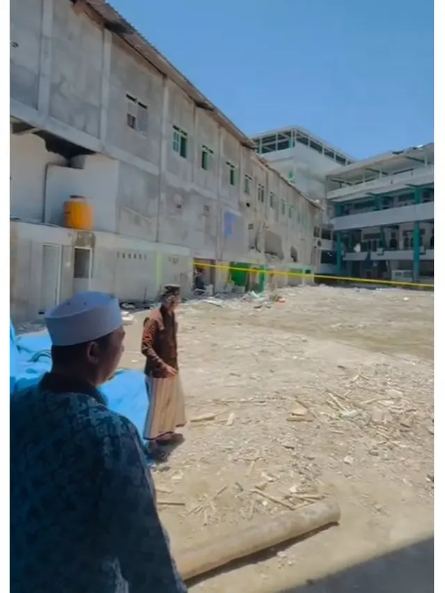 6 Potret April Jasmine dan Ustaz Solmed Kunjungi Ponpes Al Khoziny Pasca Ambruk
