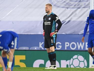 Ekspresi kecewa kiper Leicester City, Kasper Schmeichel (tengah) dan kawan-kawan usai Newcastle United mencetak gol ketiga dalam laga lanjutan Liga Inggris 2020/2021 pekan ke-35 di King Power Stadium, Leicester, Jumat (7/5/2021). Leicester kalah 2-4 dari Newcastle. (AFP/Michael Regan/Pool)