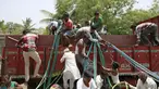 Warga mengambil air dari truk tangki bantuan dari pemerintahannya di Desa Masurdi, Latur, India (17/4). Sejumlah wilayah di India mengalami kesulitan air bersih karena kekeringan akibat kemarau panjang melanda negerinya. (REUTERS/Danish Siddiqui)
