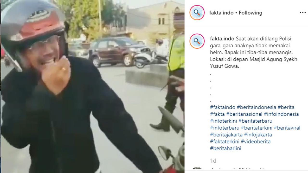 terlihat seorang ayah menangis setelah ditilang karena sang anak tak menggunakan helm