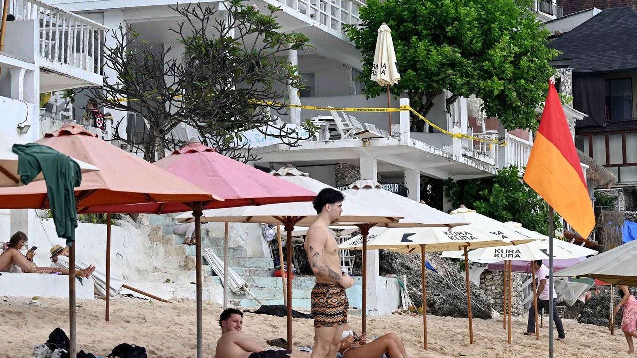 FOTO: Pantai Bingin Tetap Ramai Wisatawan, Meski Deretan Usaha Ilegal Dibongkar