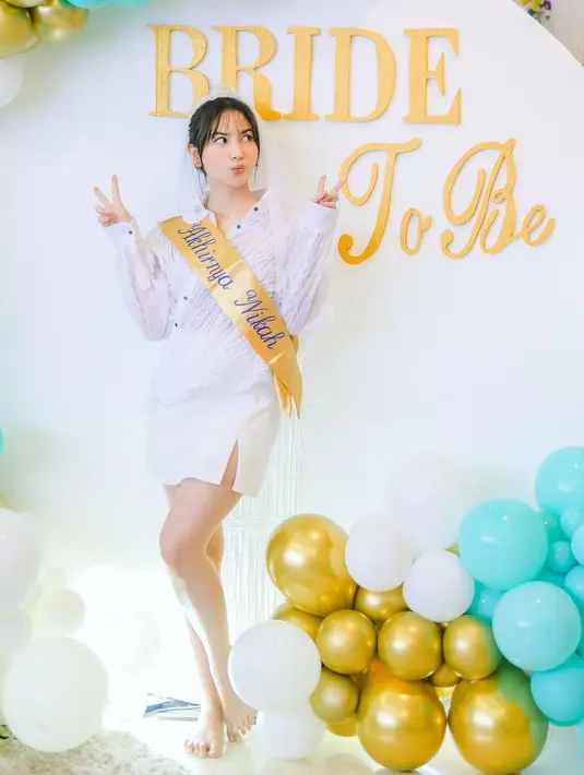 Momen kejutan dibagikan melalui akun instagramnya pada 17 April 2023 lalu. Dalam potret tersebut, Jessica tampak begitu bahagia bersama para sahabatnya. [Instagram/jscmila]