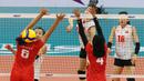 Pemain Timnas voli putri Vietnam, Pham Thi Hien (depan) melepaskan spike yang berhasil menembus blok dua pemain Indonesia, Geofanny Eka (kiri) dan Bela Sabrina pada laga Grup B AVC Challenge Cup 2024 di Rizal Memorial Coliseum, Manila, Filipina, Minggu (26/5/2024). Vietnam menang 3-1 (25-17, 25-15, 25-27 dan 25-13). (Asian Volleyball Confederation)