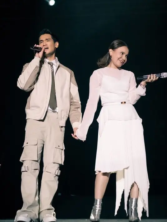 Di atas panggung keduanya pun tampak senada, Rossa dengan outfit serba putih dan Afgan dengan setelan coklat.[@itsrossa910]