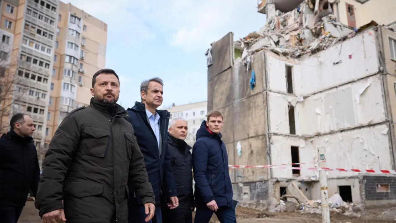 Pertemuan Presiden Ukraina Volodymyr Zelensky, kiri, dan Perdana Menteri Yunani Kyriakos Mitsotakis, kedua dari kiri, Rabu 6 Maret 2024. (Layanan Pers Kepresidenan Ukraina, AFP)