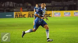 Pemain depan Persib, Juan Carlos Rodriguez Belencoso bergerak tanpa bola saat laga melawan Mitra Kukar pada Turnamen Piala Bhayangkara di Stadion Si Jalak Harupat, Bandung, Kamis (17/3/2016). Laga berakhir imbang 1-1. (Liputan6.com/Helmi Fithriansyah)