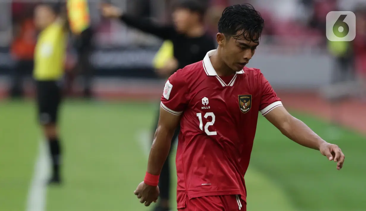 Pemain belakang timnas Indonesia, Pratama Arhan saat laga melawan Kamboja di Stadion Utama Gelora Bung Karno, Jakarta, Jumat (23/12/2022). Egy Maulana Vikry dan Witan Sulaeman berhasil melesakkan gol ke gawang Kamboja hingga laga berakhir dengan kemenangan Indonesia 2-1. (Liputan6.com/Helmi Fithriansyah)