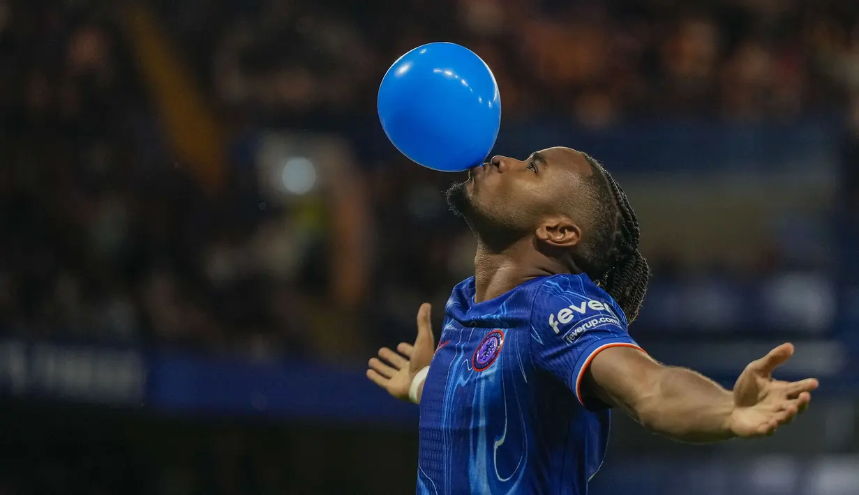 Pemain Chelsea, Christopher Nkunku melakukan selebrasi dengan meniup balon setelah mencetak gol ke gawang Servette pada leg pertama playoff UEFA Conference League 2024 di Stamford Bridge, London, Jumat (23/08/2024). (AP Photo/Alastair Grant)