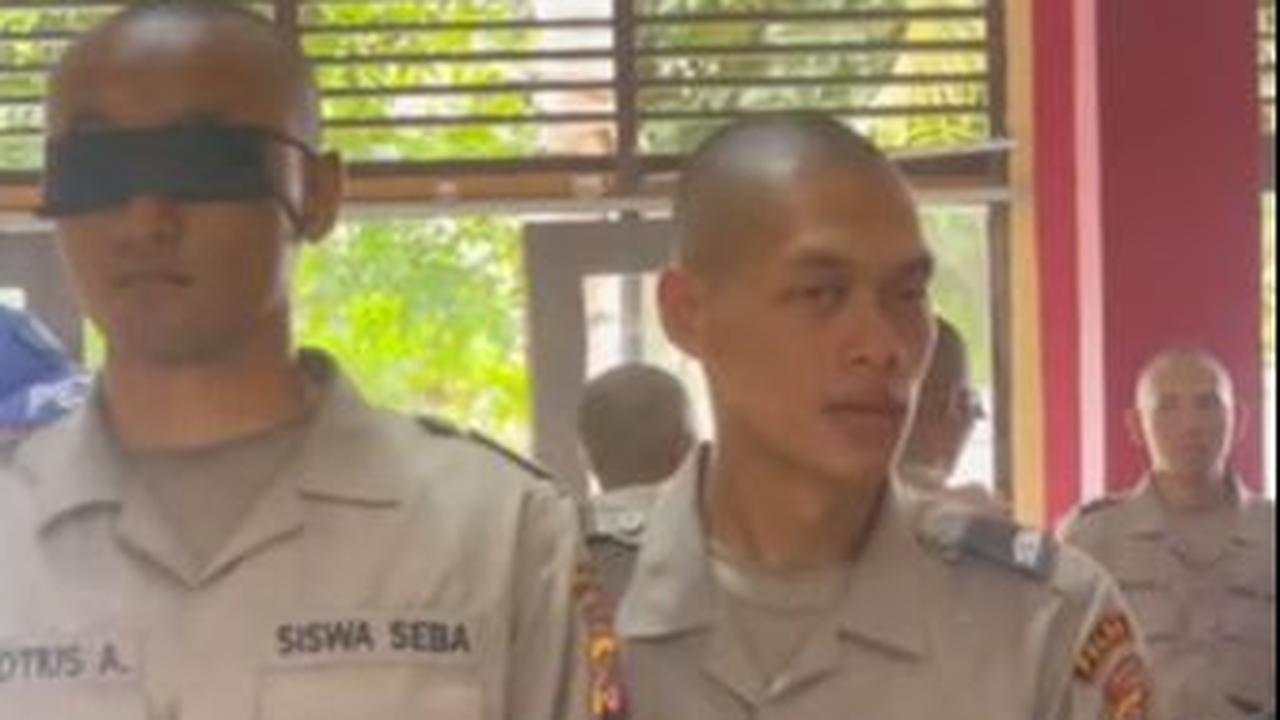 Berpasangan, Mata Salah Seorang Siswa Ditutup ala Beri Kejutan