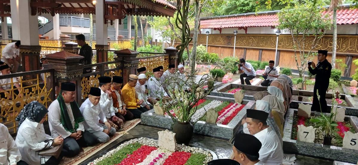 Ketua Umum Partai Golkar, Bahlil Lahadalia, berkunjung ke Pondok Pesantren Tebuireng di Jombang