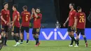 Reaksi pemain Spanyol usai pertandingan grup E Euro 2020 melawan Polandia di stadion La Cartuja di Seville, Spanyol, Sabtu (19/6/2021). Spanyol bermain imbang dengan Polandia dengan skor 1-1. (Lluis Gene/Pool via AP)