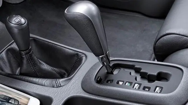 Polling Otomotif: Pilih Mobil Matik atau Manual?