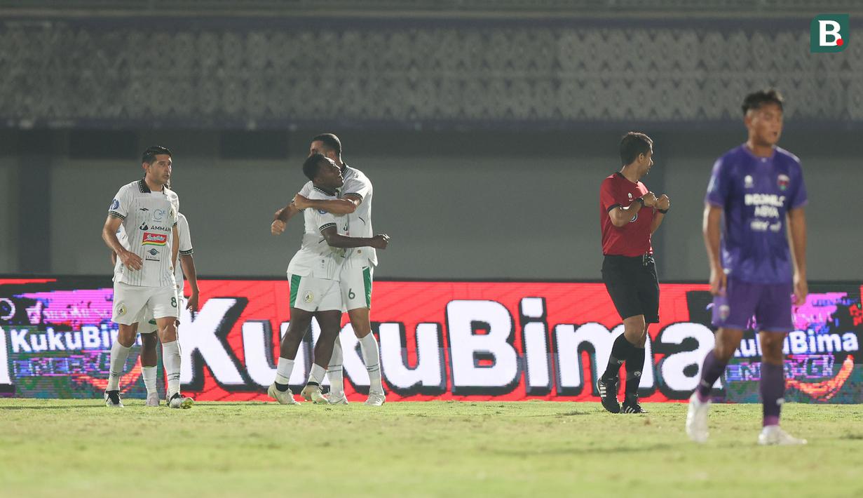 <p>Selebrasi para pemain PSS Sleman setelah Jehad Ayoub mencetak gol pertama ke gawag Persita Tangerang pada laga pekan ke-9 BRI Liga 1 2023/2024 di Stadion Indomilk Arena, Tangerang, Jumat (18/8/2023). (Bola.com/Abdul Aziz)</p>