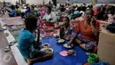Sejumlah pengungsi terlihat berbuka puasa di pengungsian letusan Gunung Sinabung di Desa Batu Karang, Medan, Sabtu (4/7/2015). Pengungsi yang muslim tetap menjalankan puasa dengan menu sahur dan berbuka seadanya. (Liputan6.com/JohanTallo)